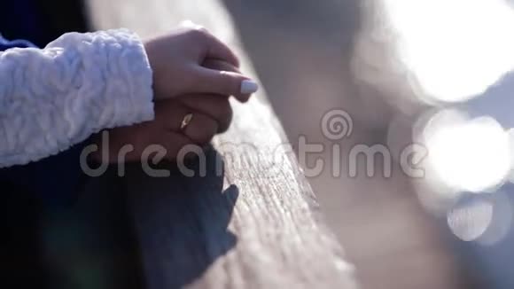 新郎新娘手指上的结婚戒指视频的预览图