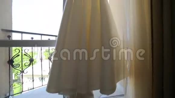 婚礼桥的礼服挂在阳台前视频的预览图