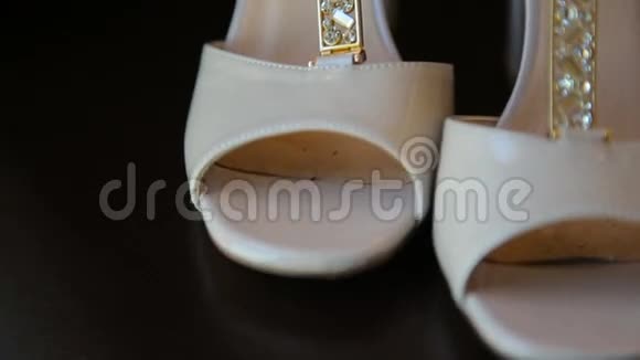 新娘的婚礼鞋装饰着黑色地板上的莱茵石视频的预览图