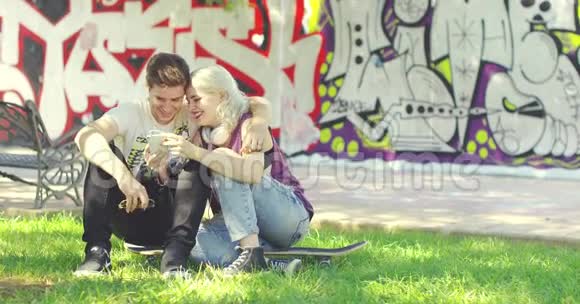 年轻夫妇在城市公园放松视频的预览图