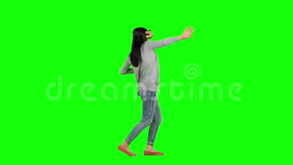利用虚拟现实技术女孩的乐趣使用头戴式显示绿色屏幕视频的预览图