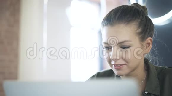 在笔记本电脑上工作的年轻女人视频的预览图
