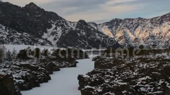 霜河在山上冬天视频的预览图