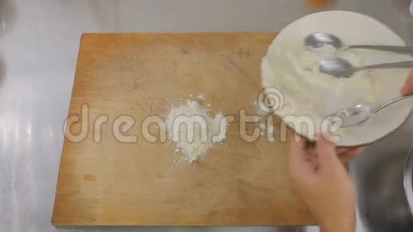厨师把面粉放在木板上做奶酪煎饼视频的预览图