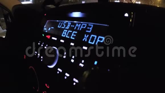 收音机录音机在车里播放视频的预览图