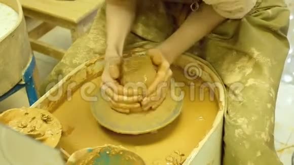 做陶瓷制品陶器制作视频的预览图