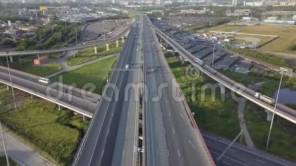 在高速公路上的车流上方飞行视频的预览图
