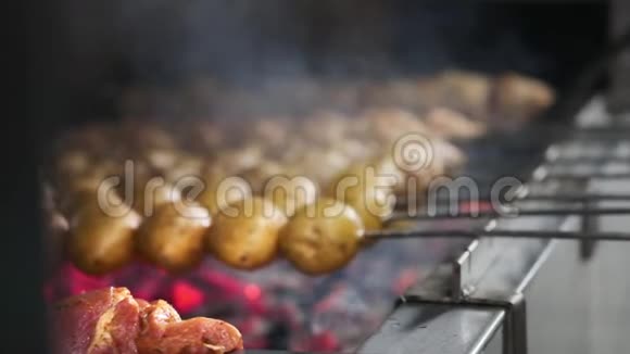 厨师在烤架上烤出多汁的烤肉串烧烤在烤架上牛肉和猪肉串视频的预览图