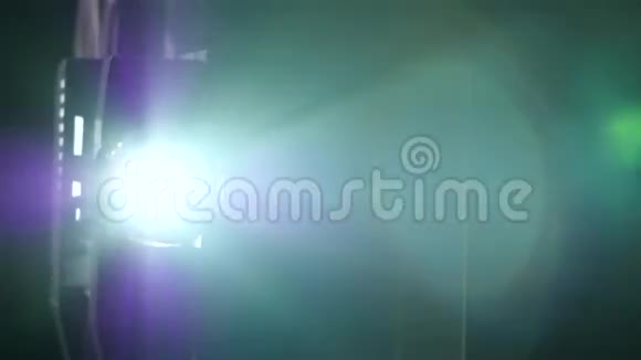 镜头电影放映机把光束投射到屏幕上视频的预览图