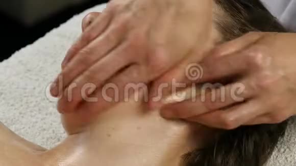 女性医生为客户做抗衰按摩女人在SpaSaton享受塑料面部按摩4K视频的预览图
