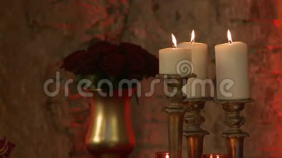 在阁楼风格的内部闪烁的蜡烛视频的预览图