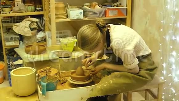 做陶瓷制品陶器制作视频的预览图