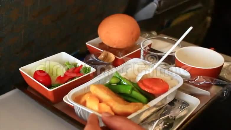 在飞机上吃饭视频的预览图