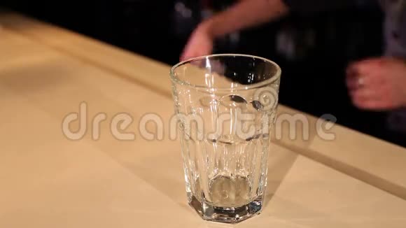 酒吧老板把冰块放进鸡尾酒杯里视频的预览图