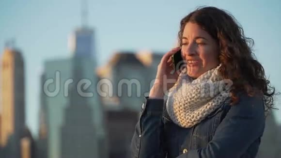 一个美女在电话里说话视频的预览图