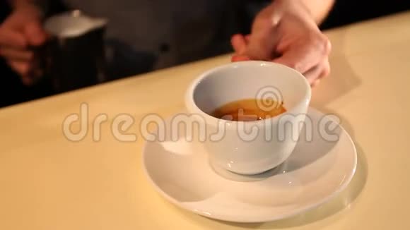 巴曼用牛奶画咖啡视频的预览图