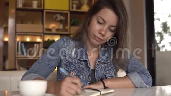 在咖啡馆学习的女学生视频的预览图