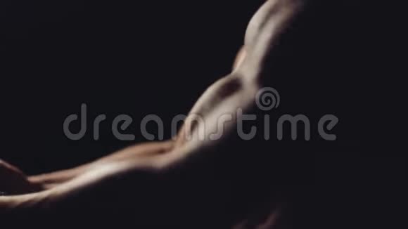 一个年轻人的美丽身体弯曲手臂托索视频的预览图