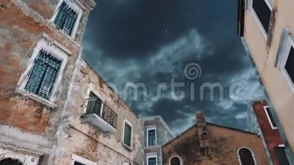 威尼斯洪水期间的建筑物防止雨天4K视频的预览图