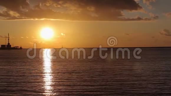 日落时在海港的起重机海港附近的港口美丽的海景日落时的大型海港视频的预览图