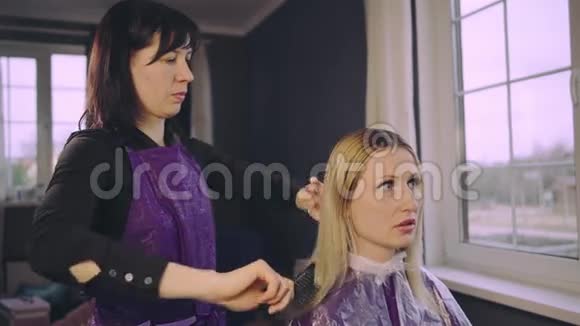 年轻妇女在客厅或家里理发师理发视频的预览图