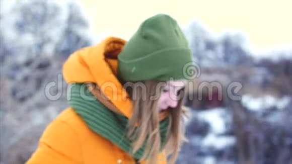 一个年轻美丽的少女金发在户外享受冬日一个绿棕色女孩的肖像视频的预览图