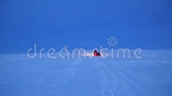 挪威黎明时分人们骑在冰雪覆盖的道路上骑着越野摩托车有小的舷梯打滑视频的预览图