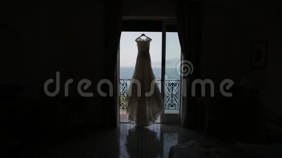 婚纱挂在门口背景见视频的预览图