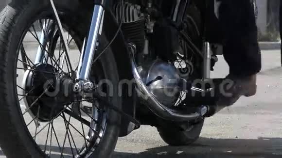 一个男人的腿试图启动一个黑色摩托车视频的预览图
