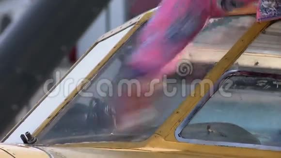 女性清洁玻璃飞机的视图视频的预览图
