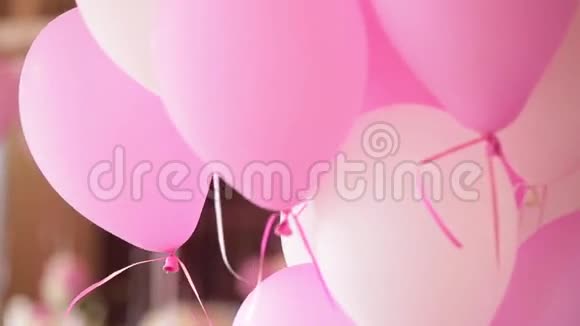 优雅的婚礼或生日宴会桌上有气球关门视频的预览图