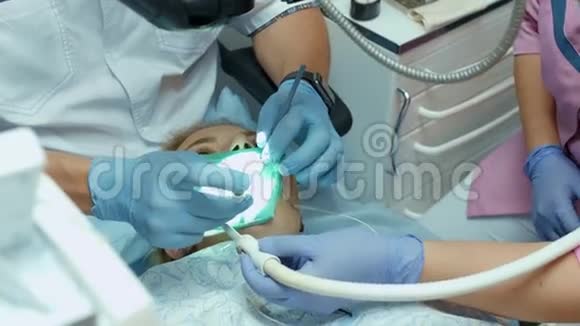 牙医在外科办公室看显微镜视频的预览图