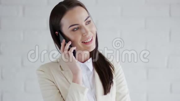 微笑的女商人在电话里说话视频的预览图