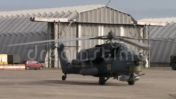 军用直升机在机库的背景下视频的预览图