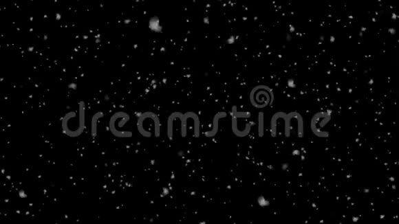 雪花从左到右飘落在黑色背景上拍摄哑光广角无缝循环动画隔离视频的预览图