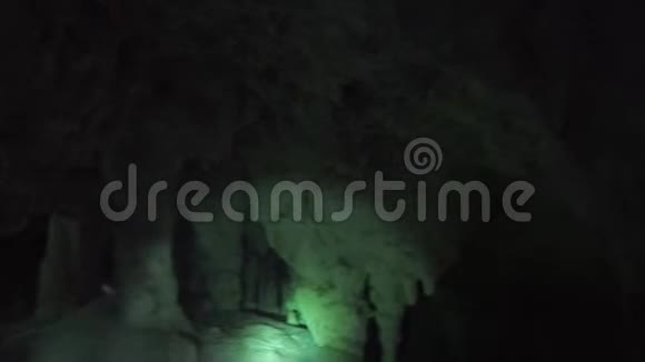 有钟乳石的水下盲肠洞穴灰岩形成于水面下具有光反射视频的预览图