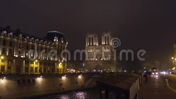 著名巴黎圣母院大教堂的西立面夜间照明法国的热门旅游目的地4K视频的预览图