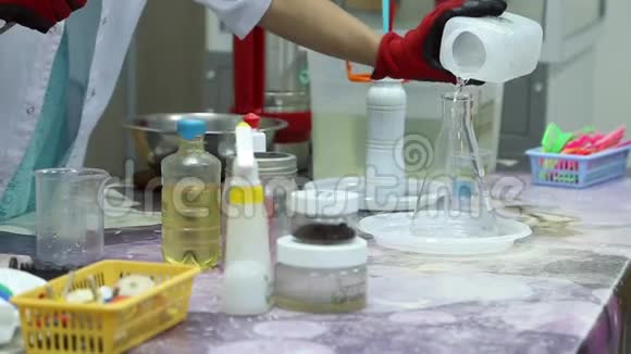实验室技术人员把液体倒入烧瓶视频的预览图
