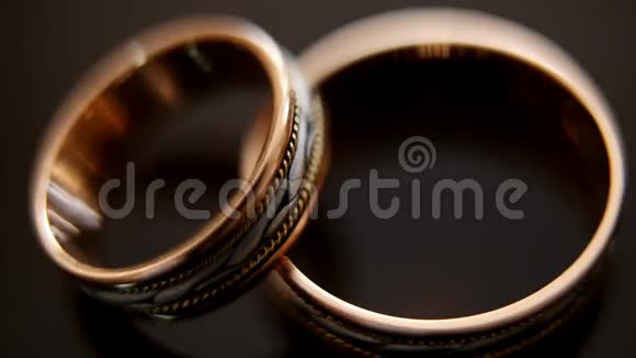 镜子桌上的金色结婚戒指一个在另一个宏观的顶部视频的预览图