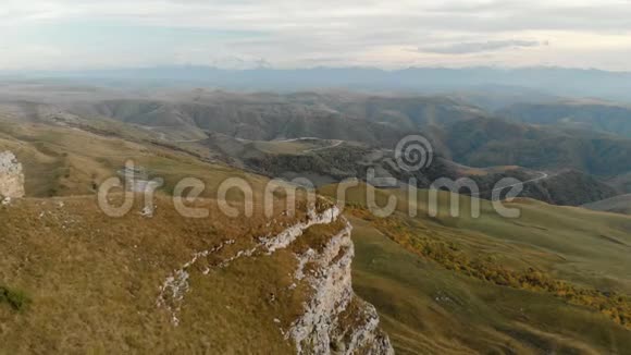 飞机飞越高岩崖俯瞰北高加索俄罗斯的山口空中飞行视频的预览图
