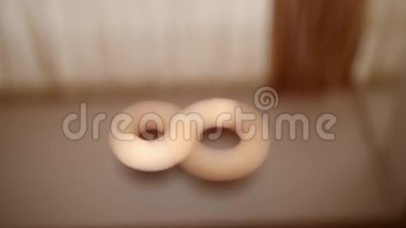 镜子桌上的金色结婚戒指一个靠近另一个视频的预览图