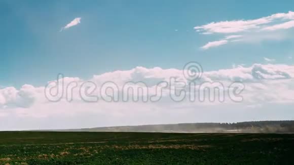 乡村田园春草地景观在风景秀丽的天空下的时间流逝视频的预览图