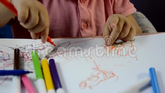 小女孩在餐桌上画画创意发展画一幅画早开始学前概念视频的预览图