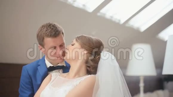 豪华咖啡馆里可爱的夫妇新郎亲吻新娘和温柔微笑的特写温柔时刻视频的预览图