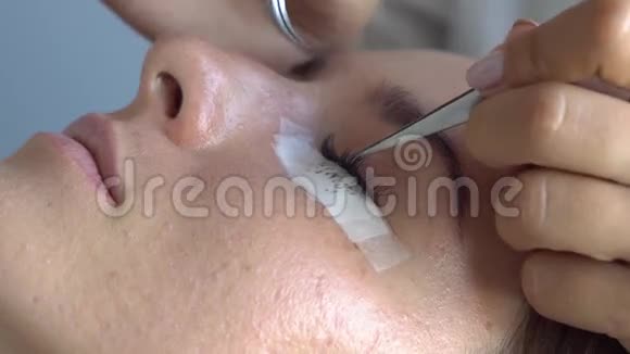 专业大师制作长睫毛伸出一对镊子美容工作室的睫毛延伸视频的预览图