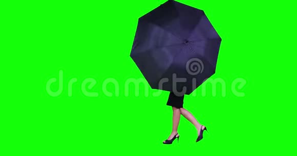 女商人带着雨伞跳舞视频的预览图