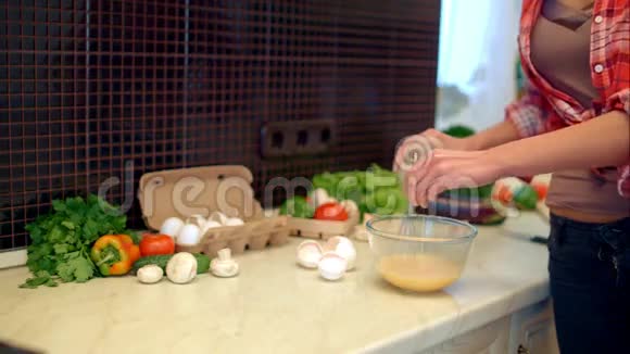 家庭主妇在碗里用牛奶搅拌鸡蛋视频的预览图
