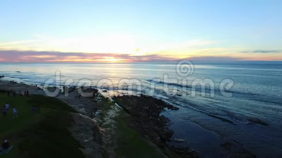 拉霍亚湾海滩美丽的日落视频的预览图