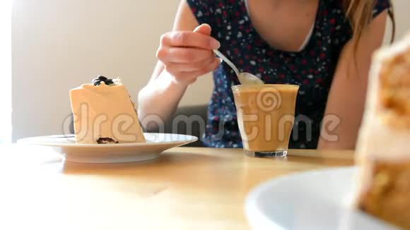 小女孩在咖啡馆里喝咖啡视频的预览图