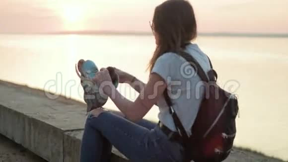 美丽的女人穿着海边的溜冰鞋视频的预览图